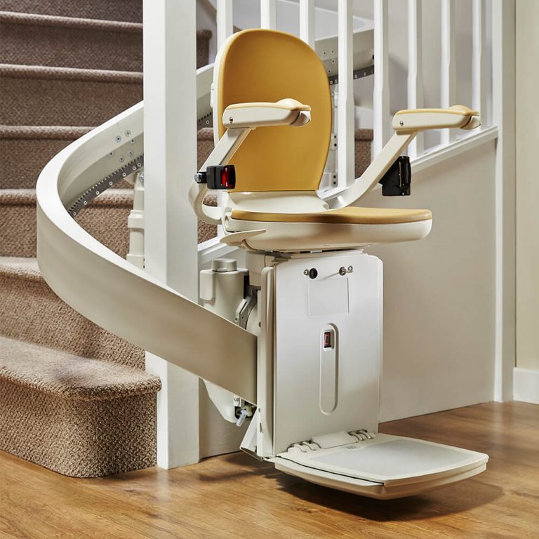 Maladie, vieillesse : à quel moment opter pour un monte escalier ?